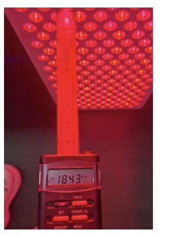 Solarmeter onder de PrimeFORCE Elite G5-300 op 25 cm, display toont 184,3 mW/cm²