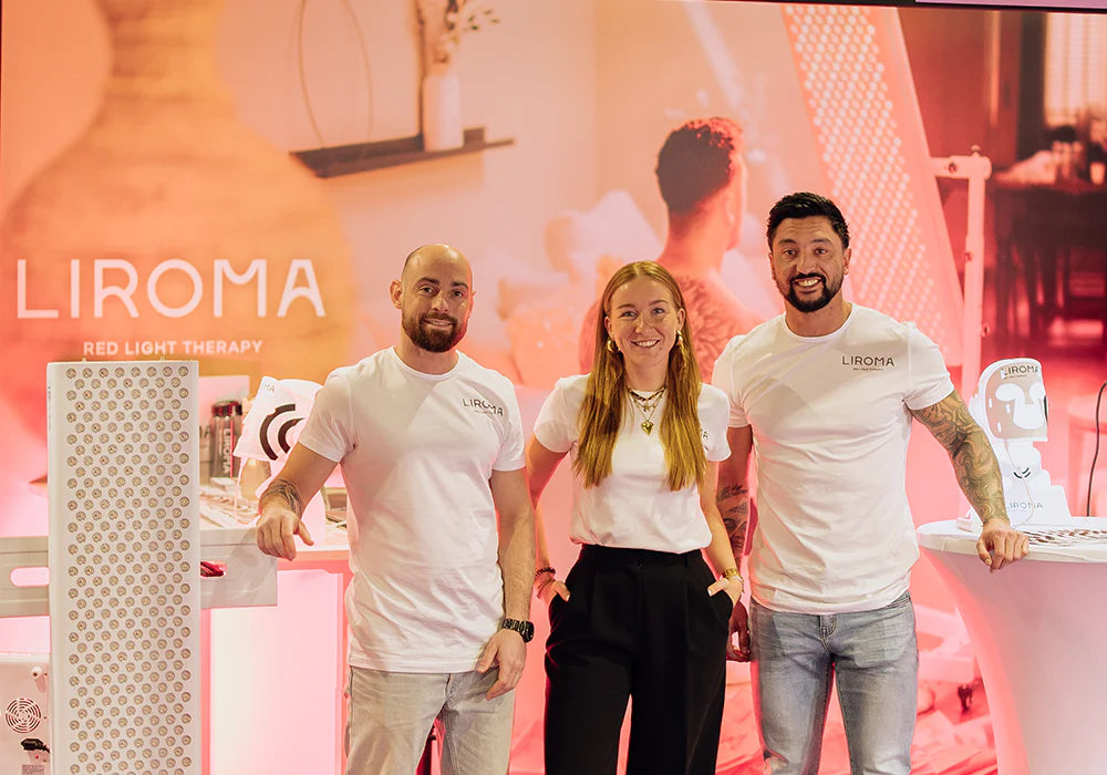 L’équipe de Liroma sur le stand avec un panneau de luminothérapie rouge