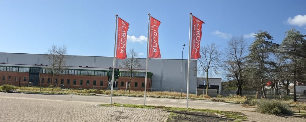 vlag van Liroma roodlichttherapie langs de weg